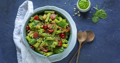 Fix: Nudelsalat mit Räucherlachs, Pestodressing, Kirschtomaten, Babyspinat mit frischem Dill