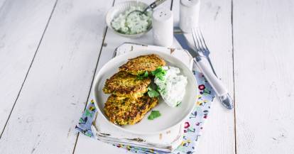 Karotten-Zucchinipuffer mit Schafskäsedip