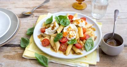 Pastasalat mit  Mozzarella und Orangen-Senf-Dressing