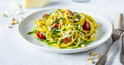 Zucchini-Spaghetti mit Pesto