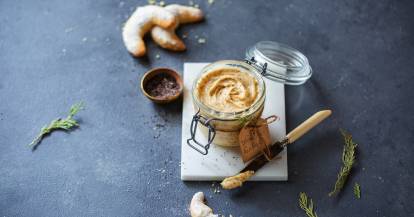 Vanillekipferlaufstrich als Geschenk im Glas mit Etikett