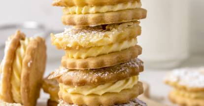 Bienenstich-Cookies als Trendplätzchen übereinander gestapelt.