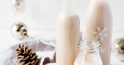 Kinder Schokolade-Likör in Flaschen mit Weihnachtsdeko auf einem Tisch